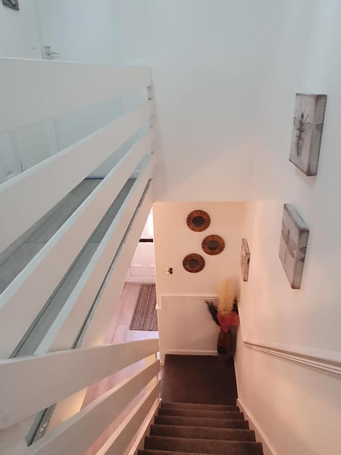 Bv Luxury Spacious 3 Bedroom House At Isaac Close Manchester Buitenkant foto