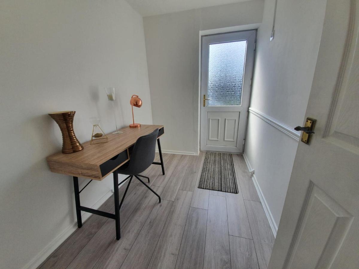 Bv Luxury Spacious 3 Bedroom House At Isaac Close Manchester Buitenkant foto