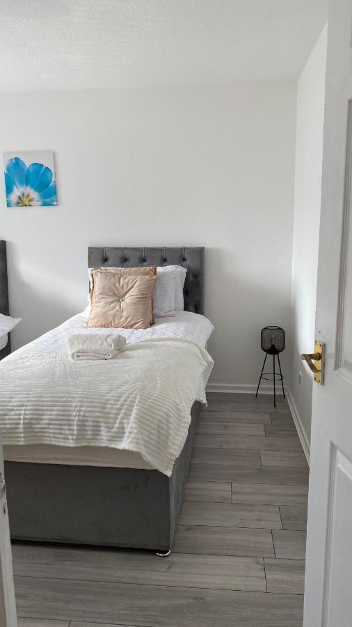 Bv Luxury Spacious 3 Bedroom House At Isaac Close Manchester Buitenkant foto