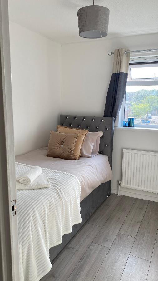 Bv Luxury Spacious 3 Bedroom House At Isaac Close Manchester Buitenkant foto